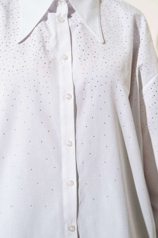 قميص أبيض صغير بياقة مدببة