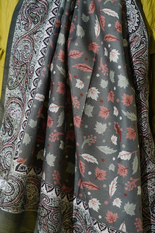 وشاح بنقشة أوراق صغيرة بلون الزمرد