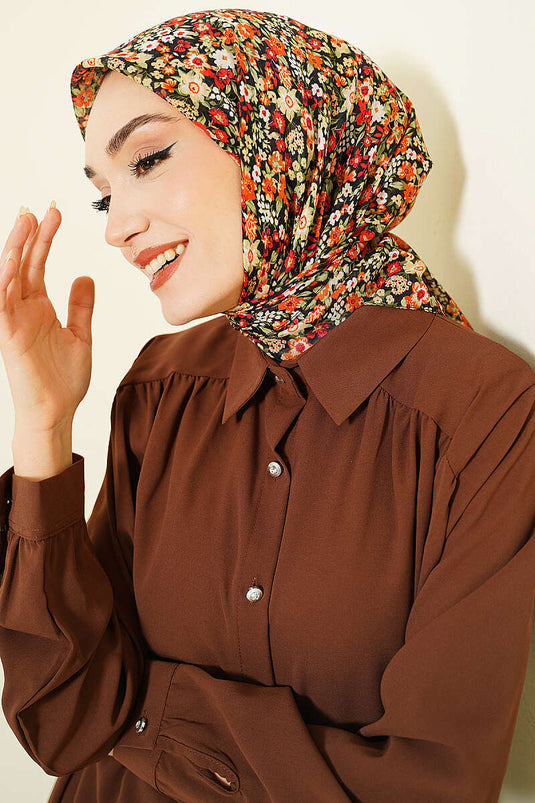 وشاح مزخرف بنقشة زهور صغيرة باللون الأخضر الزيتوني