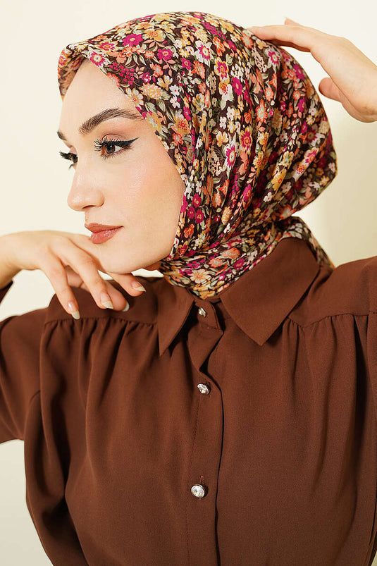 وشاح مزخرف بنقشة زهور صغيرة باللون الفوشيا