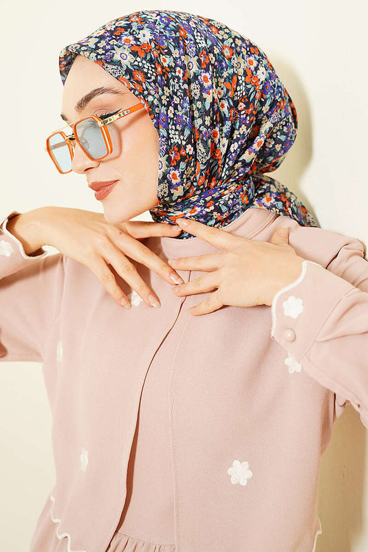 وشاح مزخرف بنقشة زهور صغيرة باللون الأزرق الداكن