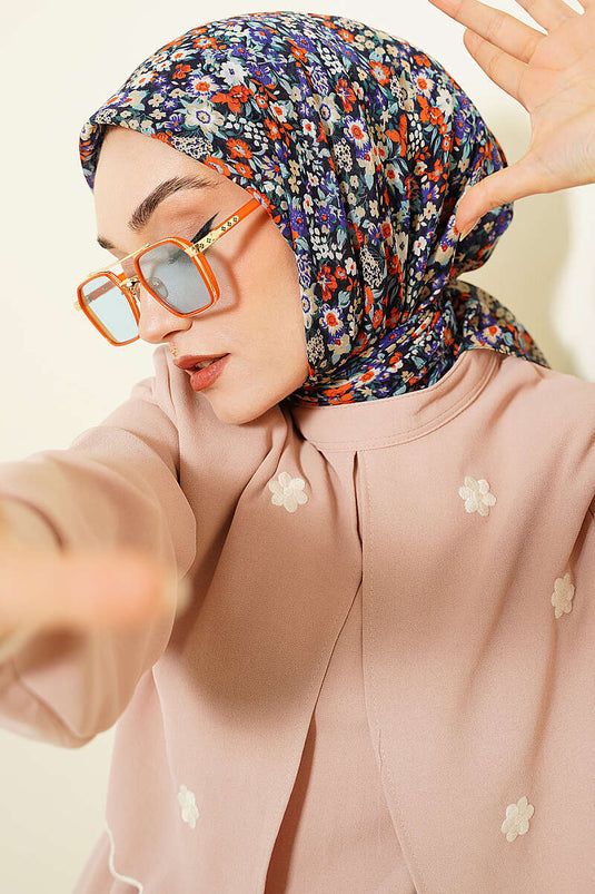 وشاح مزخرف بنقشة زهور صغيرة باللون الأزرق الداكن