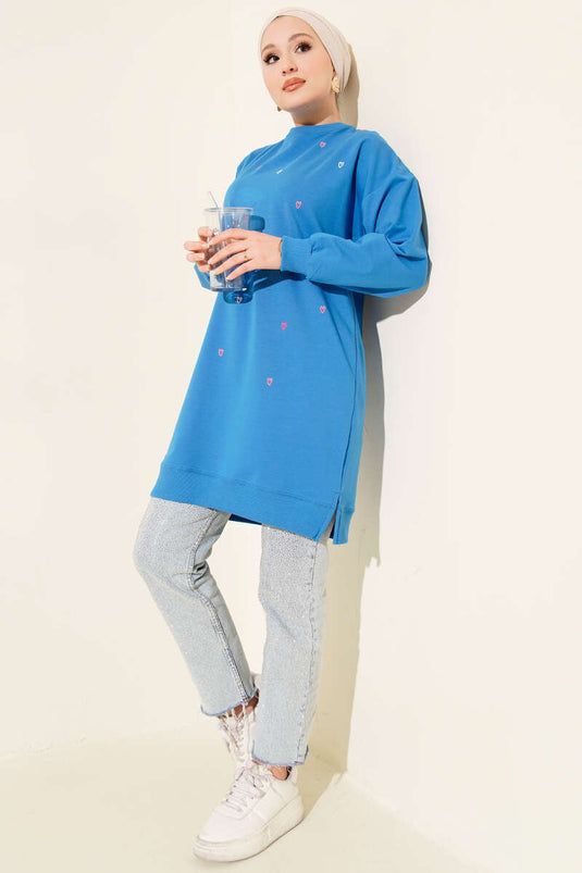 سترة زرقاء مطرزة بقلوب صغيرة