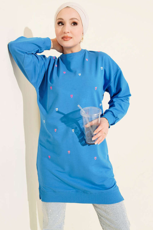 سترة زرقاء مطرزة بقلوب صغيرة