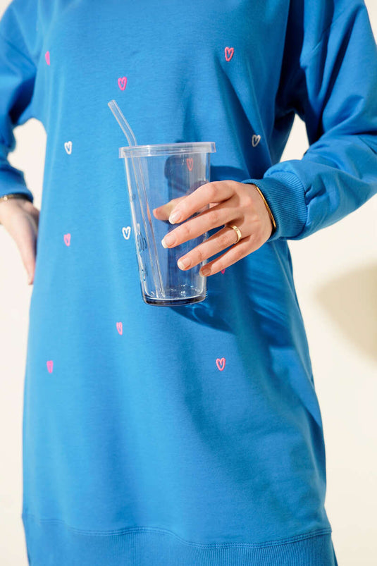 سترة زرقاء مطرزة بقلوب صغيرة