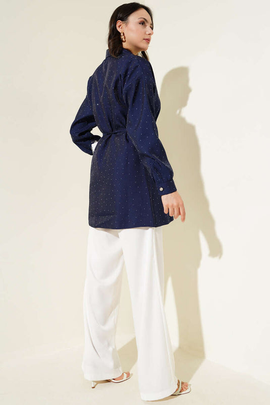 Marineblaues Hemd mit kleinen Steinverzierungen