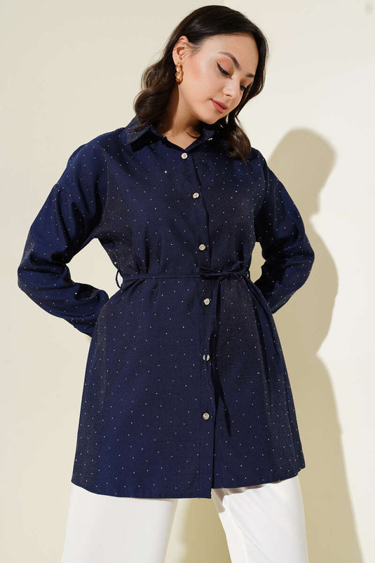 Marineblaues Hemd mit kleinen Steinverzierungen