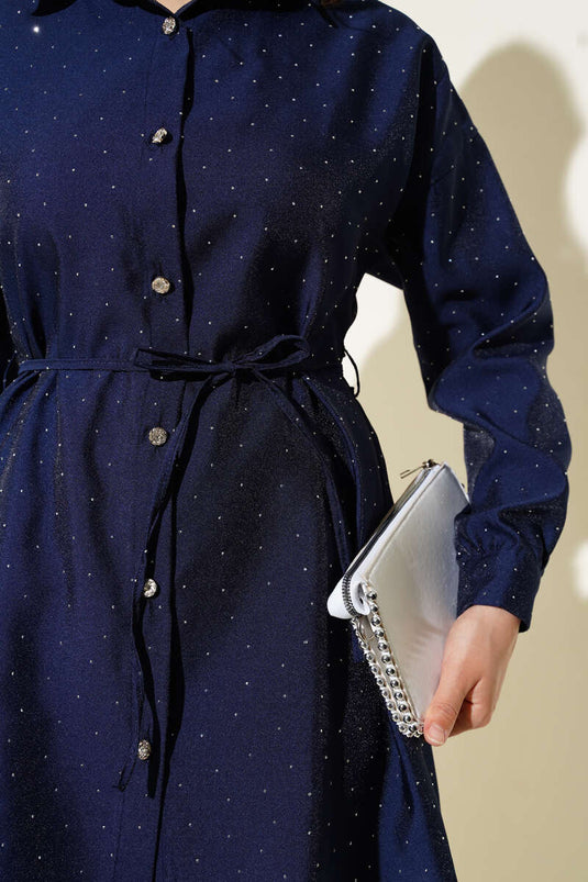 Marineblaues Hemd mit kleinen Steinverzierungen