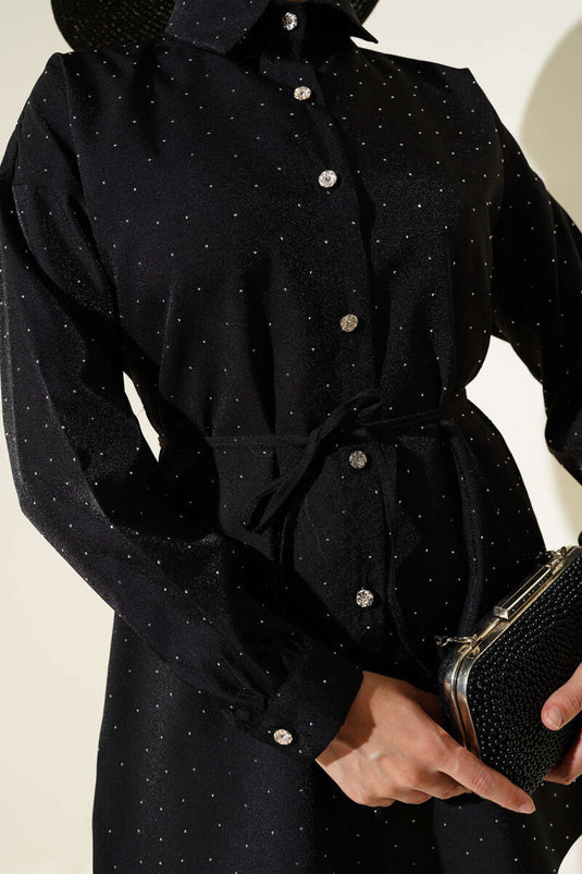 Schwarzes Hemd mit kleinen Steinen