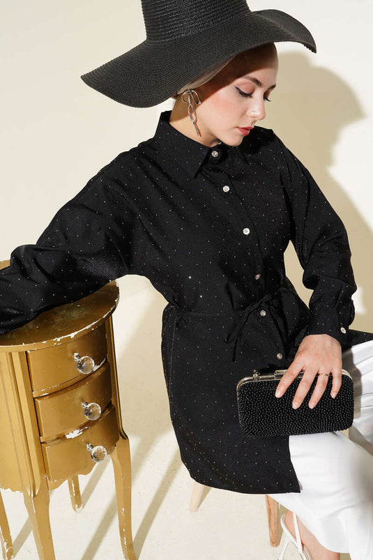 Schwarzes Hemd mit kleinen Steinen