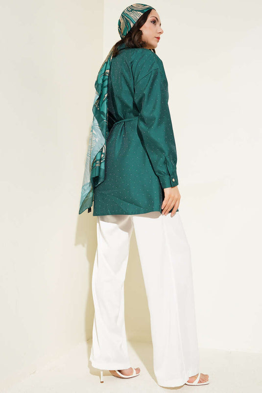 Grünes Hemd mit kleinen Steinverzierungen