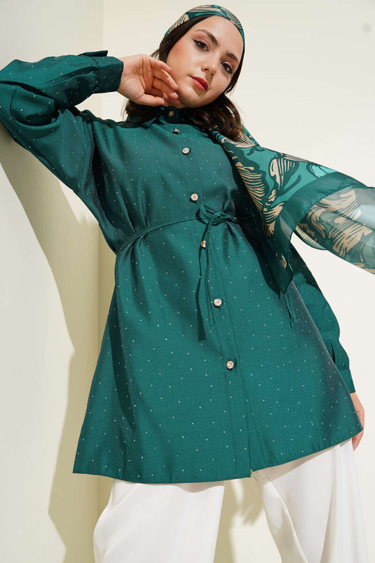 Grünes Hemd mit kleinen Steinverzierungen