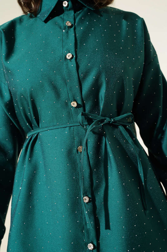 Grünes Hemd mit kleinen Steinverzierungen