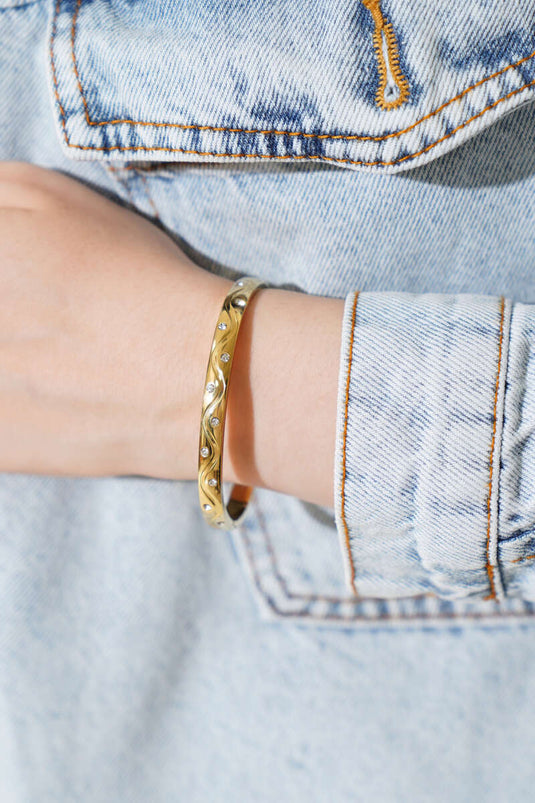 مجموعة أساور عريضة مزينة بأحجار صغيرة (2)