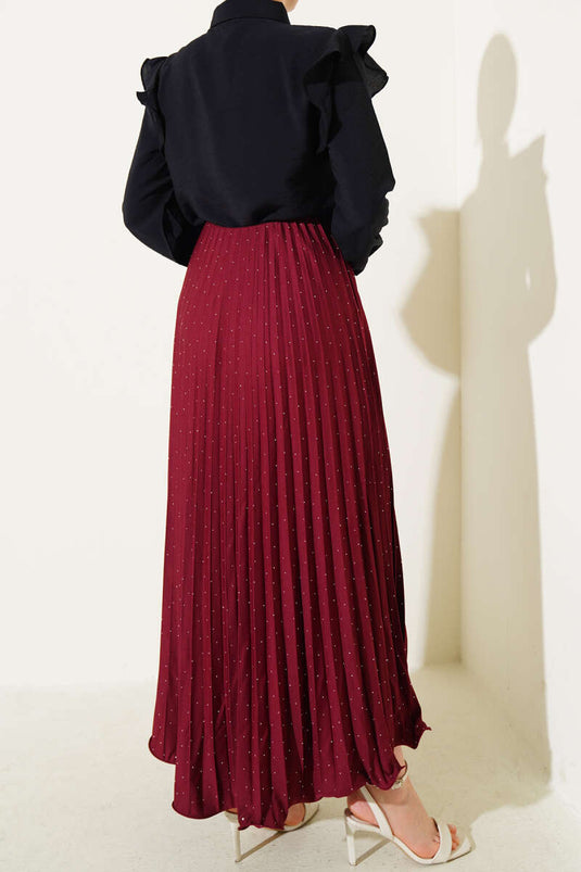 تنورة مطوية بأحجار صغيرة، لون عنابي