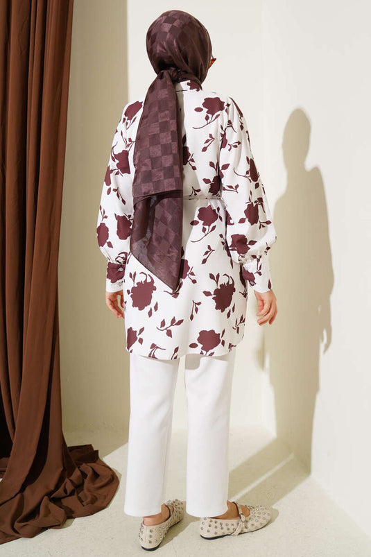 قميص بحزام بنقشة أوراق صغيرة، لون بني فاتح