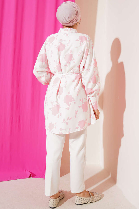 قميص وردي بنقشة أوراق صغيرة ورباط