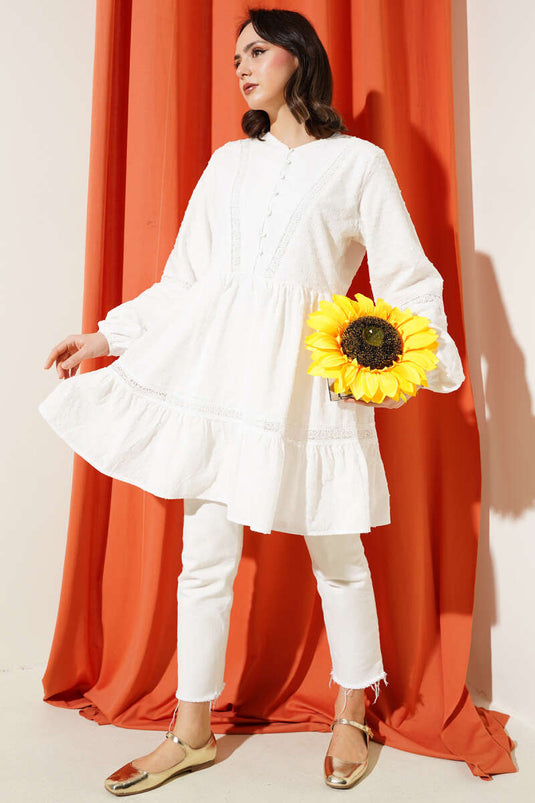 Kleine bestickte Tunika mit halbem Knopf in Weiß