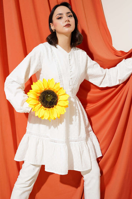 Kleine bestickte Tunika mit halbem Knopf in Weiß