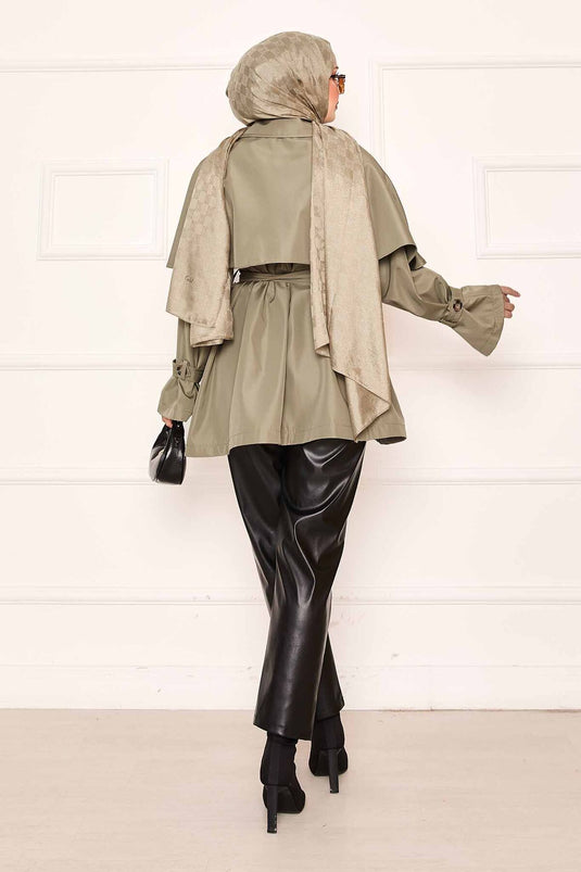 Trench-coat minimaliste à ceinture et détails cape vert amande