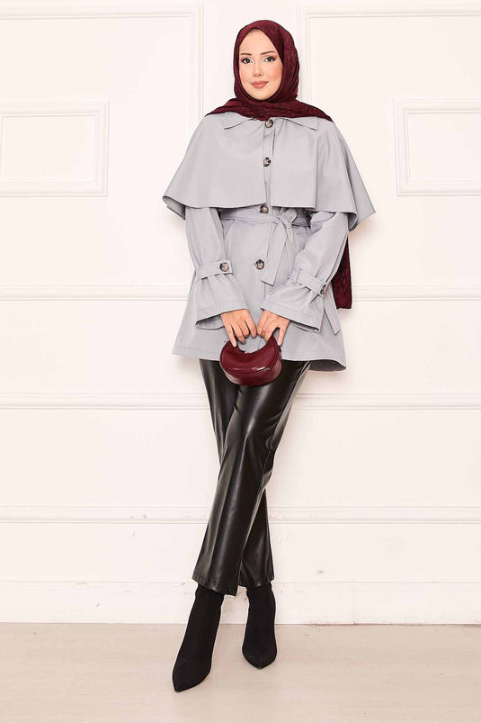 Trench-coat minimaliste avec ceinture et détails cape gris