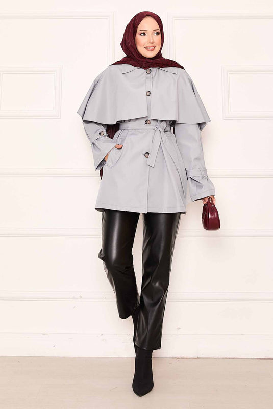 Trench-coat minimaliste avec ceinture et détails cape gris