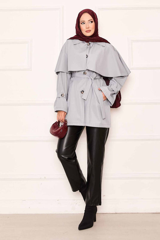 Trench-coat minimaliste avec ceinture et détails cape gris