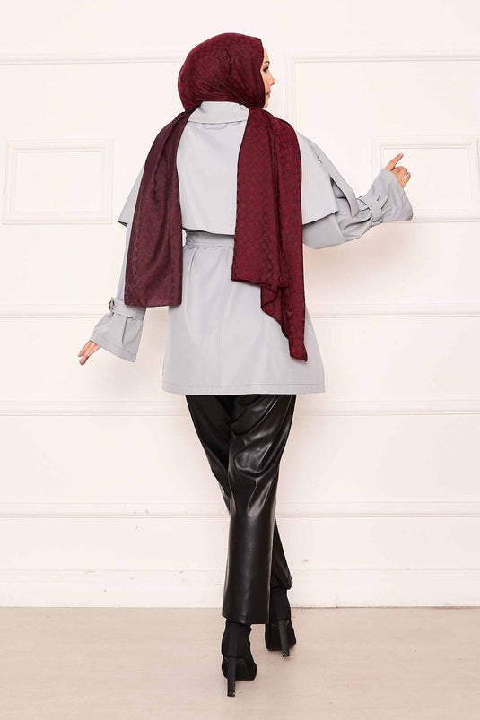 Trench-coat minimaliste avec ceinture et détails cape gris