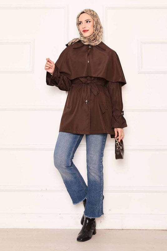 Trench-coat minimaliste avec ceinture et détails cape marron