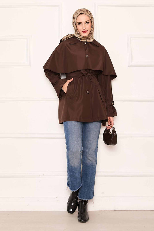 Trench-coat minimaliste avec ceinture et détails cape marron