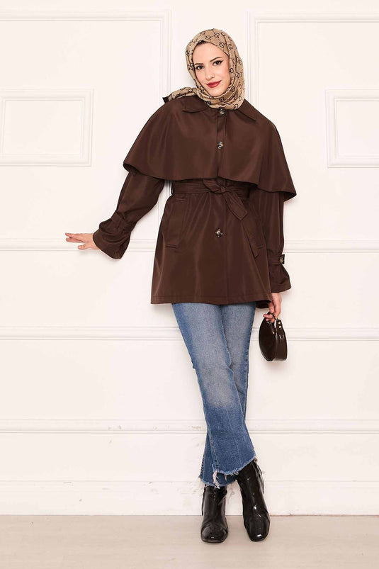 Trench-coat minimaliste avec ceinture et détails cape marron