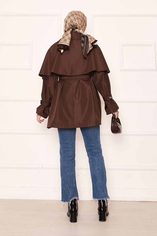 Trench-coat minimaliste avec ceinture et détails cape marron