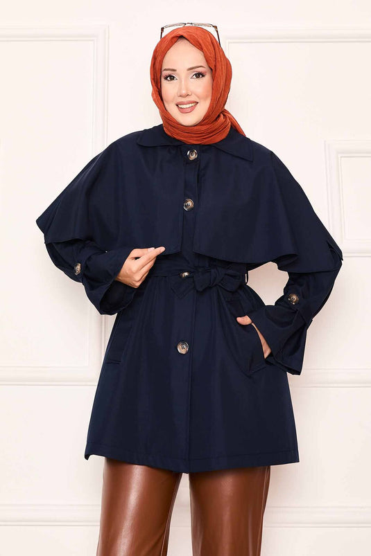 Trench-coat minimaliste à ceinture et détails cape bleu marine