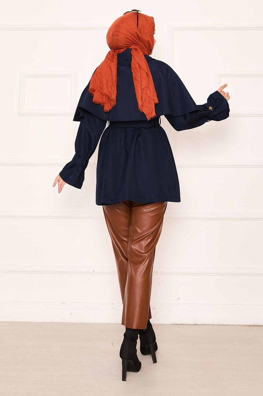 Trench-coat minimaliste à ceinture et détails cape bleu marine