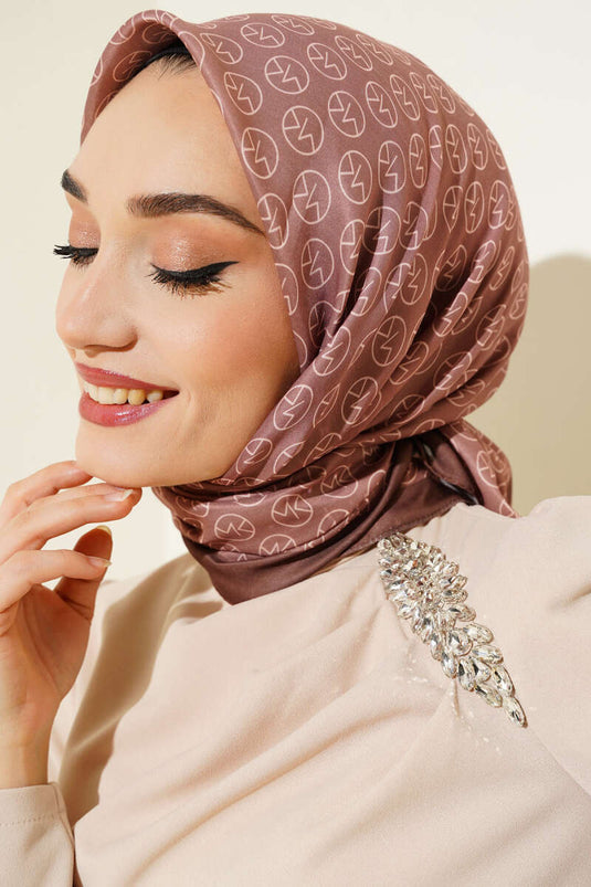 وشاح ناعم بنقشة MK، بني فاتح