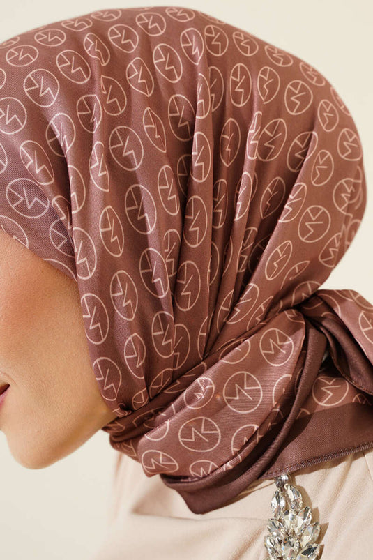 وشاح ناعم بنقشة MK، بني فاتح