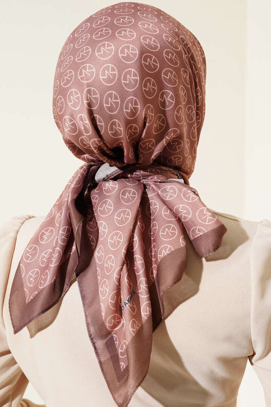 وشاح ناعم بنقشة MK، بني فاتح