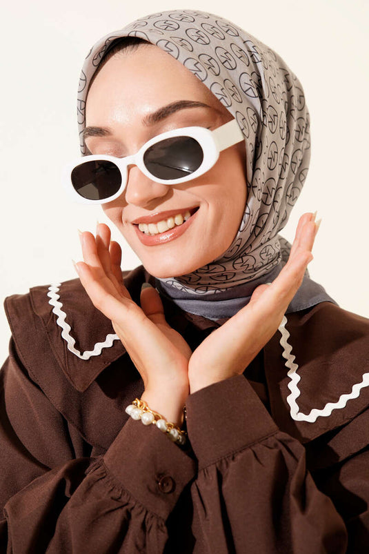 Bufanda suave con estampado MK color humo