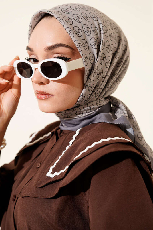 Bufanda suave con estampado MK color humo