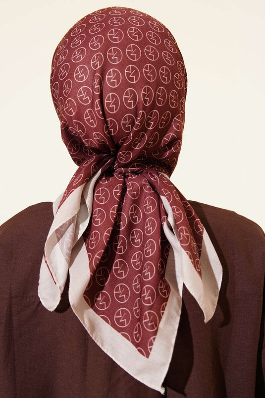 وشاح ناعم بنمط MK باللون البني