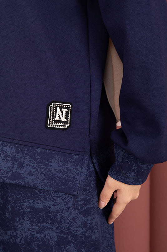 طقم تنورة وحجاب مزين بنقوش عصرية، لون أزرق داكن