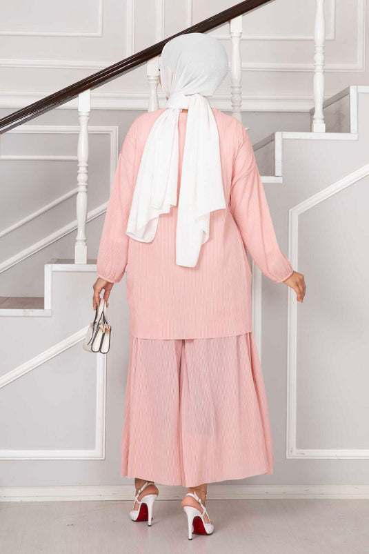 طقم حجاب من قطعتين بقصة فضفاضة وياقة دائرية باللون الوردي الفاتح