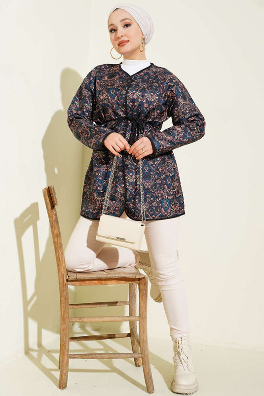 سترة مبطنة مزينة بنقوش مع أزرار ضغط باللون الأزرق الداكن