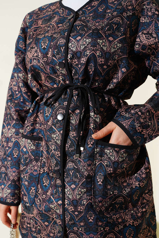 سترة مبطنة مزينة بنقوش مع أزرار ضغط باللون الأزرق الداكن