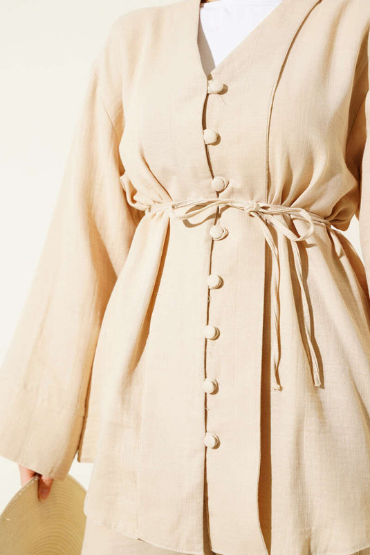 طقم من قطعتين مغطى بأزرار من قماش الموسلين باللون البيج