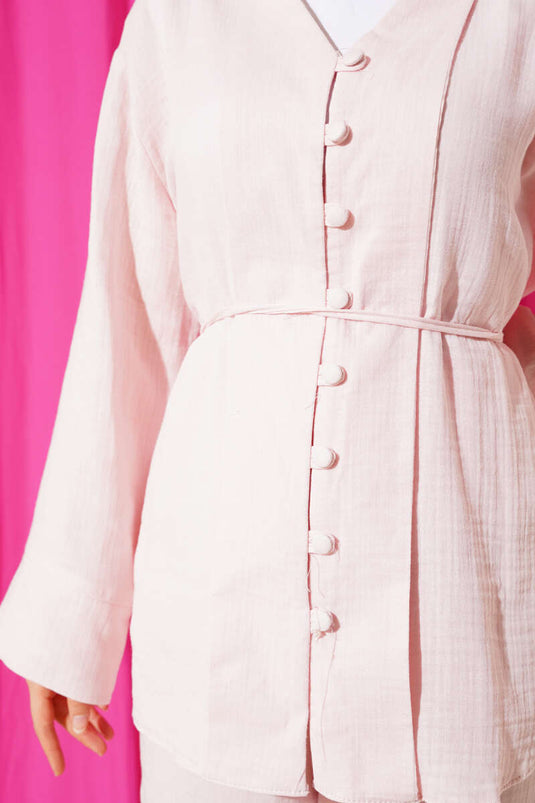 طقم من قطعتين من قماش موسلين مغطى بأزرار باللون الوردي