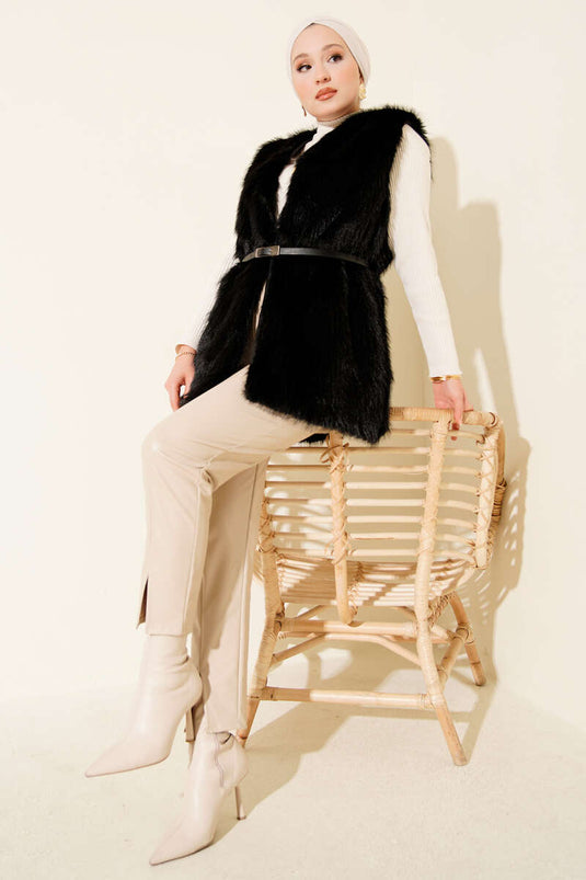 Schwarzer, pelzbesetzter Gürtelweste