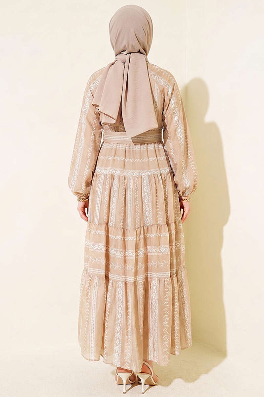 Robe à lacets avec détails brodés couleur vison