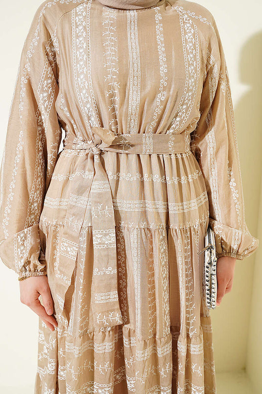Robe à lacets avec détails brodés couleur vison