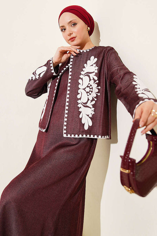 Ensemble deux pièces jupe salopette avec veste à détails brodés, couleur cerise